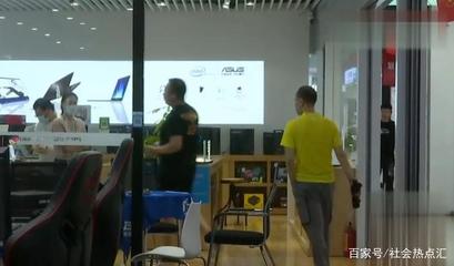 实体店电脑比网上贵2500元,男子想退款退货,店员:我们是实体店